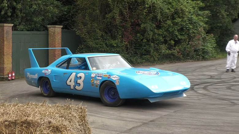Синий Plymouth Superbird финишировал синим на Фестивале скорости в Гудвуде.