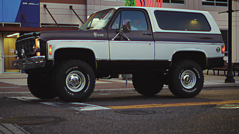 Коричнево-белый внедорожник Chevrolet K5 Blazer-купе с пластиковой крышей.