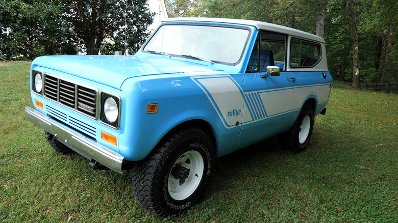 Голубой International Harvester Scout II 1970-х годов на траве.