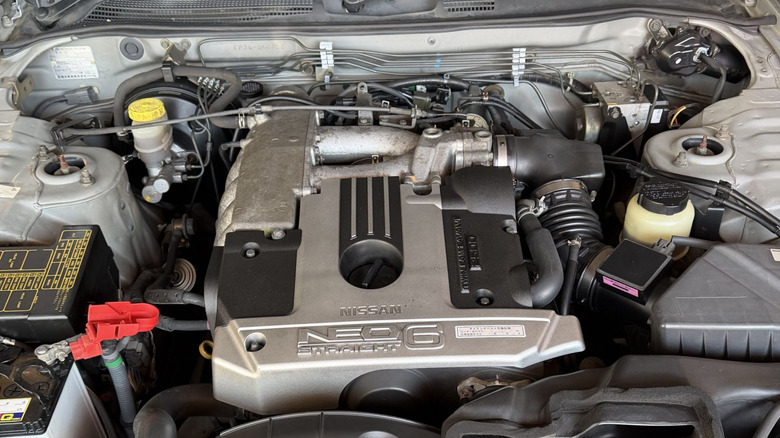 Рядный шестицилиндровый двигатель Nissan RB25DE NEO в моторном отсеке Nissan Skyline R34, вид спереди