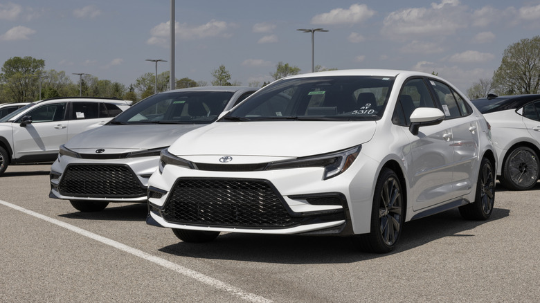 Две модели Toyota Corolla 2026 года выпуска стоят бок о бок на парковке.