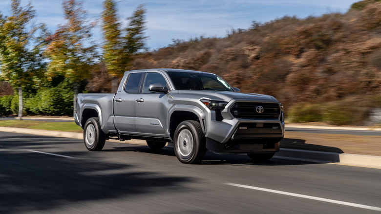 Серая Toyota Tacoma 2026 года выпуска едет по шоссе