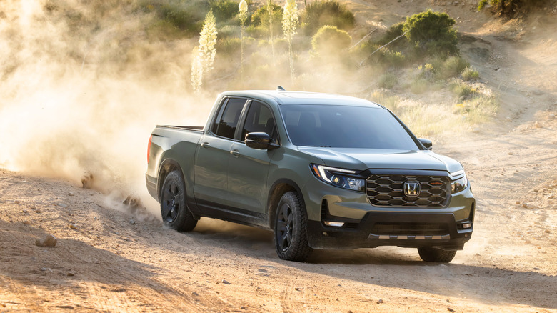 Honda Ridgeline 2026 года едет по пыльной трассе