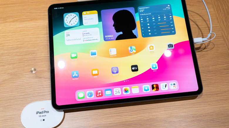 iPad Pro 13 дюймов на дисплее
