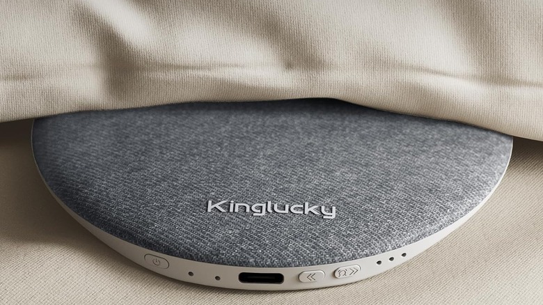Kinglucky Pillow Динамик наполовину под подушкой, наполовину снаружи.