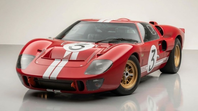 На витрине припаркован красный рестомод Su Performance Ford GT40.