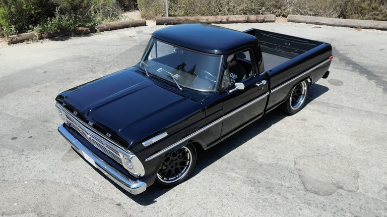 Черно-хромированный грузовик-рестомод Velocity Restorations Ford F-100 на снимке сверху.
