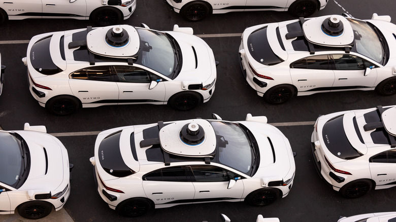 Вид с воздуха на склад беспилотных автомобилей Waymo компании Alphabet