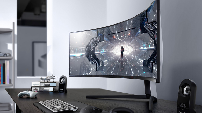 Новый игровой монитор Odyssey 8K от Samsung на столе