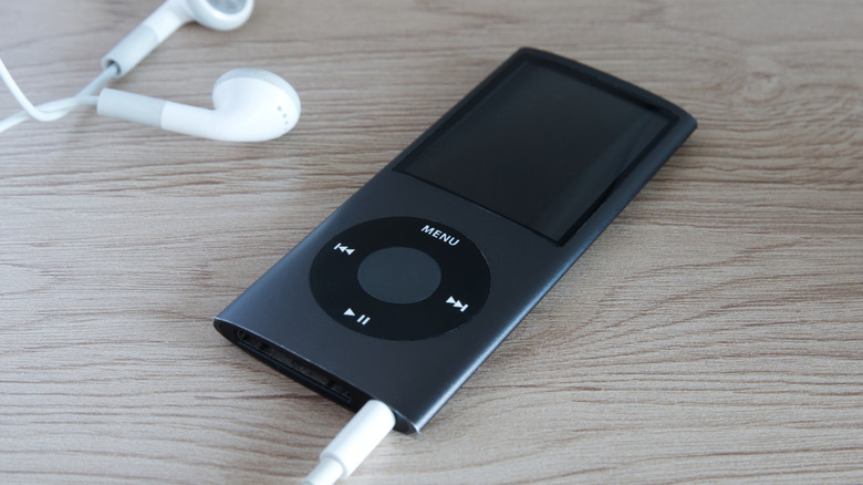 Черный iPod Nano с проводными наушниками.