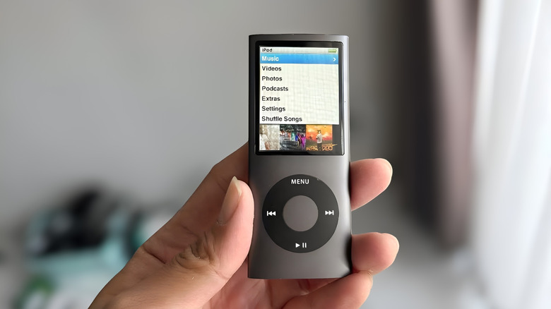 iPod Nano показывает альбомы на экране.