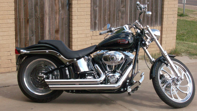 Harley-Davidson Softail с двигателем Evolution припаркован перед зданием из желтого кирпича.