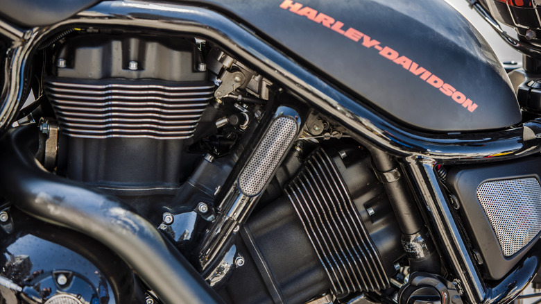 Крупный план Harley-Davidson V-Rod, показывающий топливный бак и двигатель.