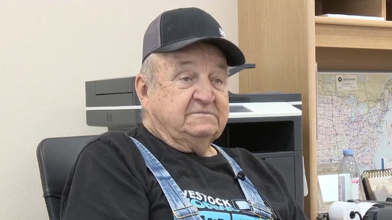 Оррин Асмус, 93-летний водитель грузовика, дает интервью местным новостям