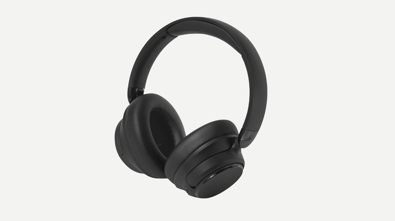 Черные наушники Amazon Basics с активным шумоподавлением на белом фоне.