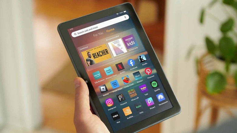 Человек с планшетом Amazon Fire HD 8.