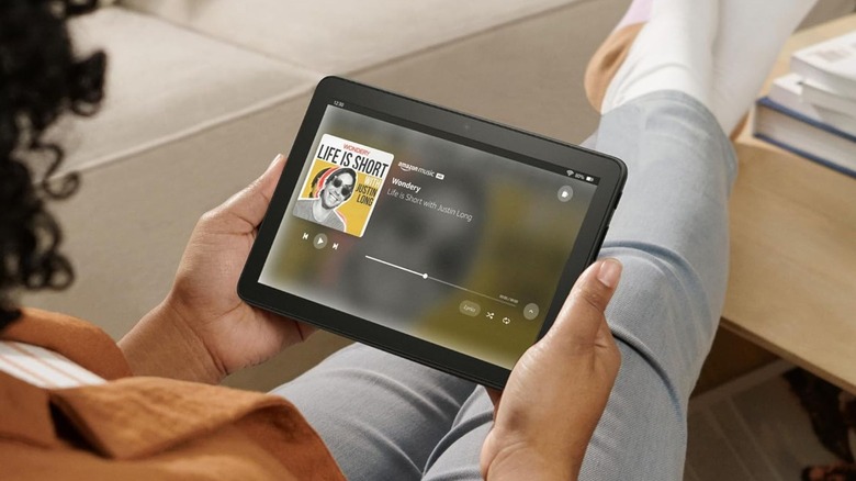 Человек с планшетом Amazon Fire HD 8 просматривает Amazon Music.