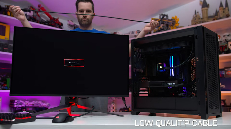 Фотография Тима Шиссера из YouTube Channel Monitors Unboxed, тестирующего кабель DisplayPort.