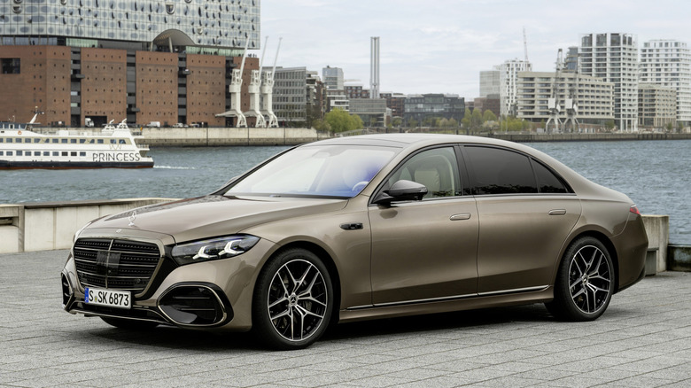 Вид спереди в 3/4 на Mercedes-Benz S 500 на городской набережной