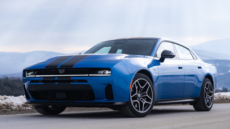 Вид спереди на 3/4 Dodge Charger в заснеженной горной местности