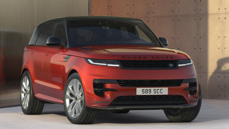 Вид спереди на 3/4 Land Rover Range Rover в студийной обстановке