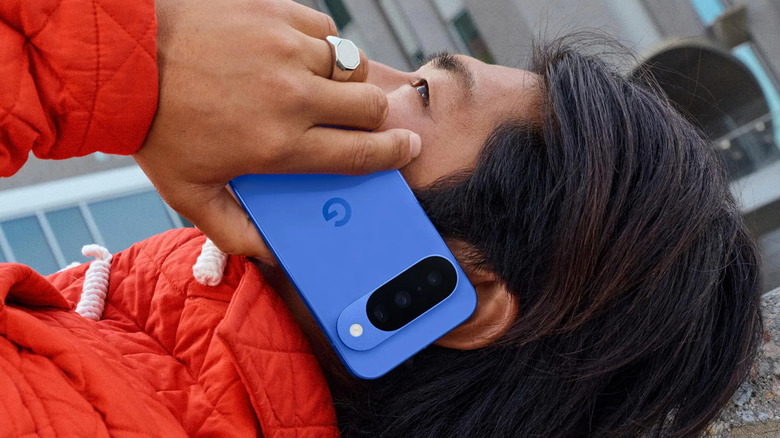 Человек разговаривает по телефону Google Pixel, лежа