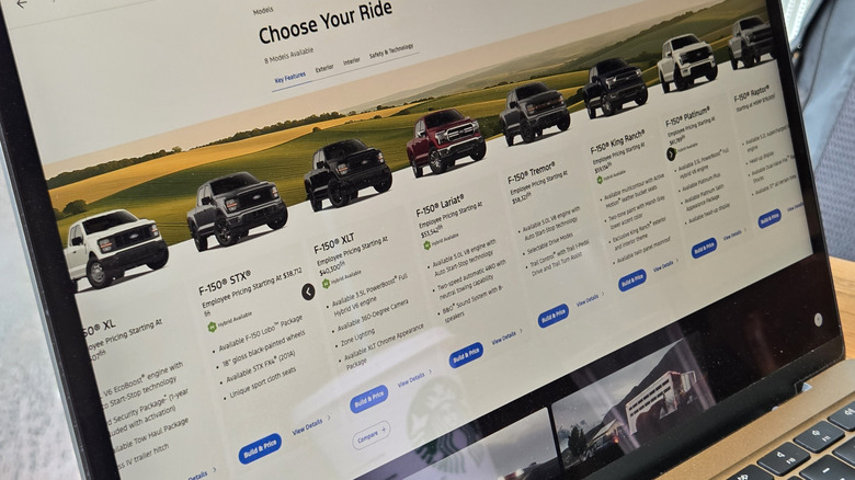 8 моделей Ford F-150 на экране ноутбука