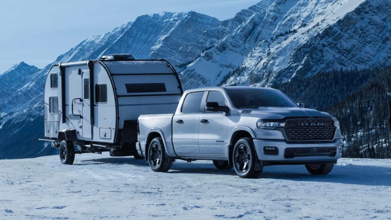 Прицеп Ram 1500 2026 года выпуска в заснеженной горной местности