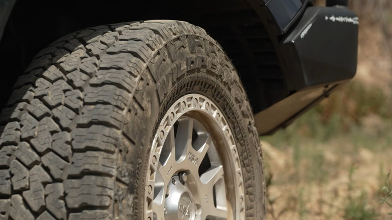 Комплект шин Falken Wildpeak A/T4W в эксплуатации.
