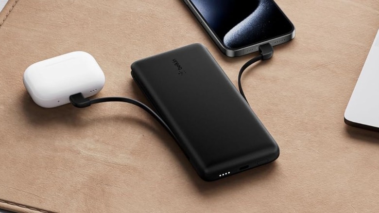 Портативное зарядное устройство Belkin, обеспечивающее питание наушников и телефона одновременно.