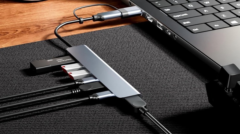 Концентратор BERLAT USB-C/USB, подключенный к ноутбуку с несколькими подключенными устройствами.