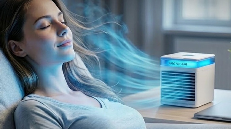 Женщина использует кондиционер Arctic Air Pure Chill 2.0 для производства прохладного воздуха.