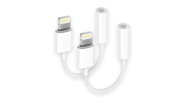 Два адаптера Seulliya Lightning на разъем для наушников на витрине
