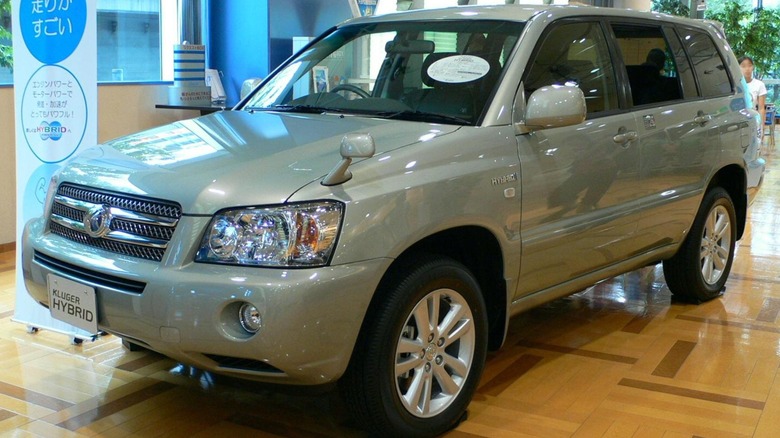 Японский рынок Toyota Kluger Hybrid в автосалоне в 2006 году.