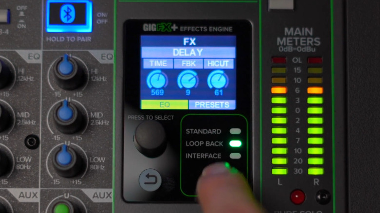 Человек настраивает внутренние эффекты на Mackie ProFX12v3 Plus.