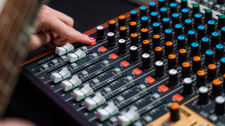 Человек с оружием записывает канал на Tascam Model 12.