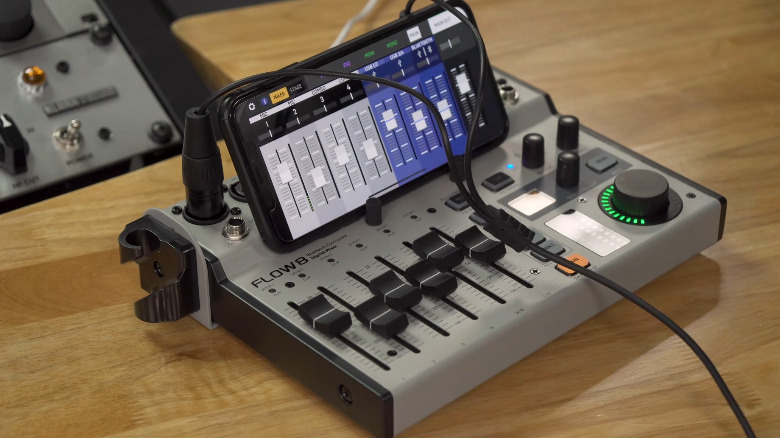 Behringer Flow 8 и телефон с сопутствующим приложением на столе.