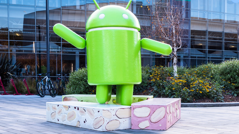 Большая фигура Android перед штаб-квартирой Google