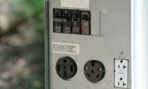 Вилка для автодома на 30 ампер против. 50 Ампер: в чем разница?