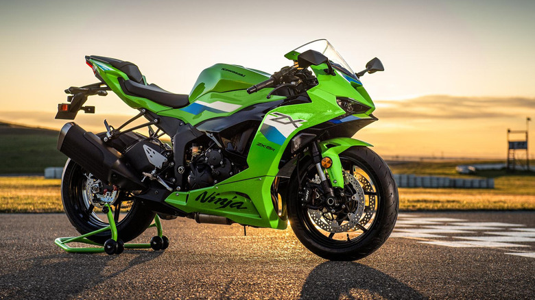 Зеленый Kawasaki Ninja ZX-6R припаркован на дороге.