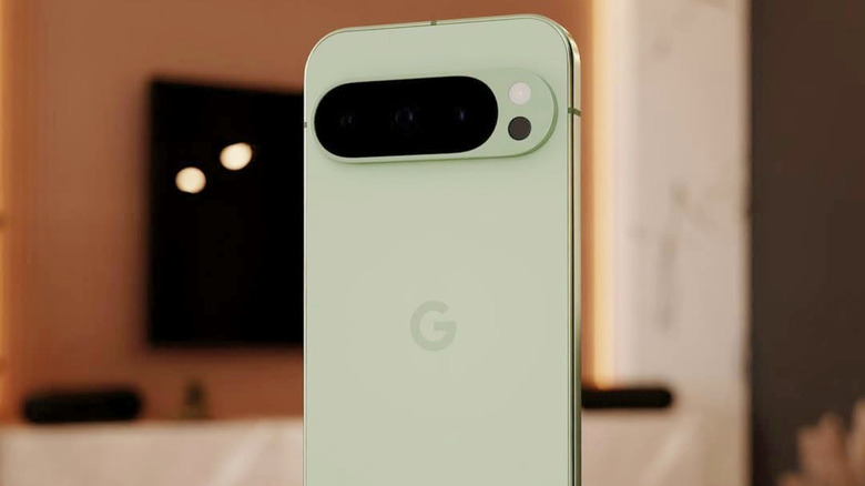 Ярко-зеленый Google Pixel 10 Pro в фокусе на размытом фоне квартиры