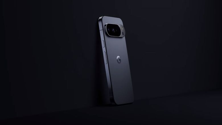 Черно-серый Google Pixel 10 Pro, опирающийся на черный фон