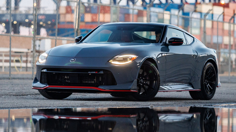 Передняя 3/4 серого Nissan Z Nismo, припаркованного в гавани.