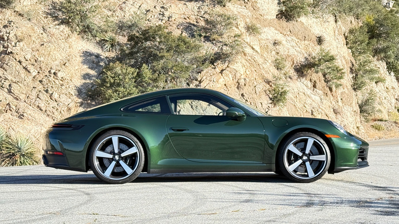 Боковой профиль Porsche 911 4S 2026 года, припаркованный в горах