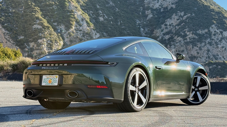Porsche 911 4S 2026 года сзади 3/4 припаркован в горах