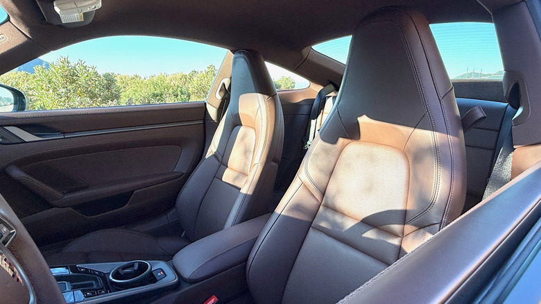 Передние сиденья Porsche 911 4S 2026 года с регулировкой в ​​14 направлениях