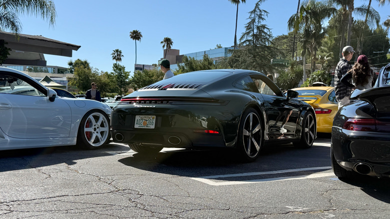 Porsche 911 4S 2026 года припаркован в группе Porsche