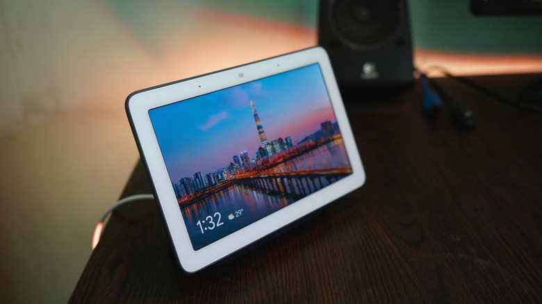 Умный дисплей Google Nest Hub на столе