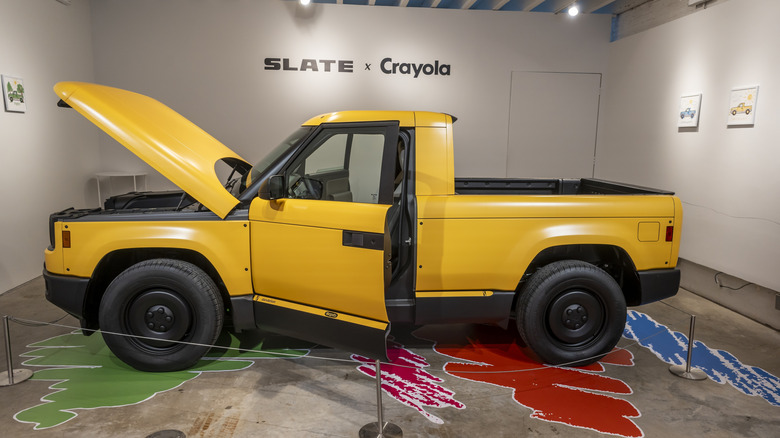 Грузовик Yellow Slate на стенде Crayola
