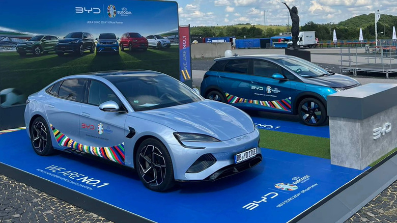 Печать BYD с припаркованным рядом внедорожником BYD на выставке